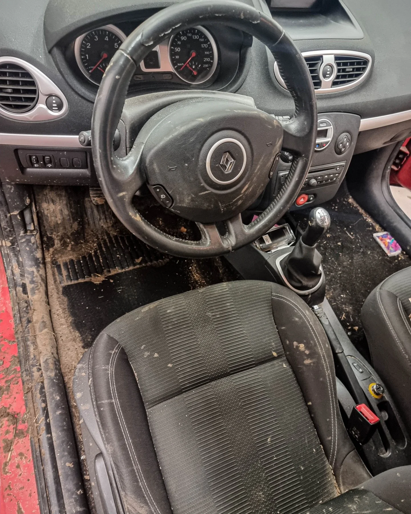 Renault Clio - zapadnutý v bahně — před