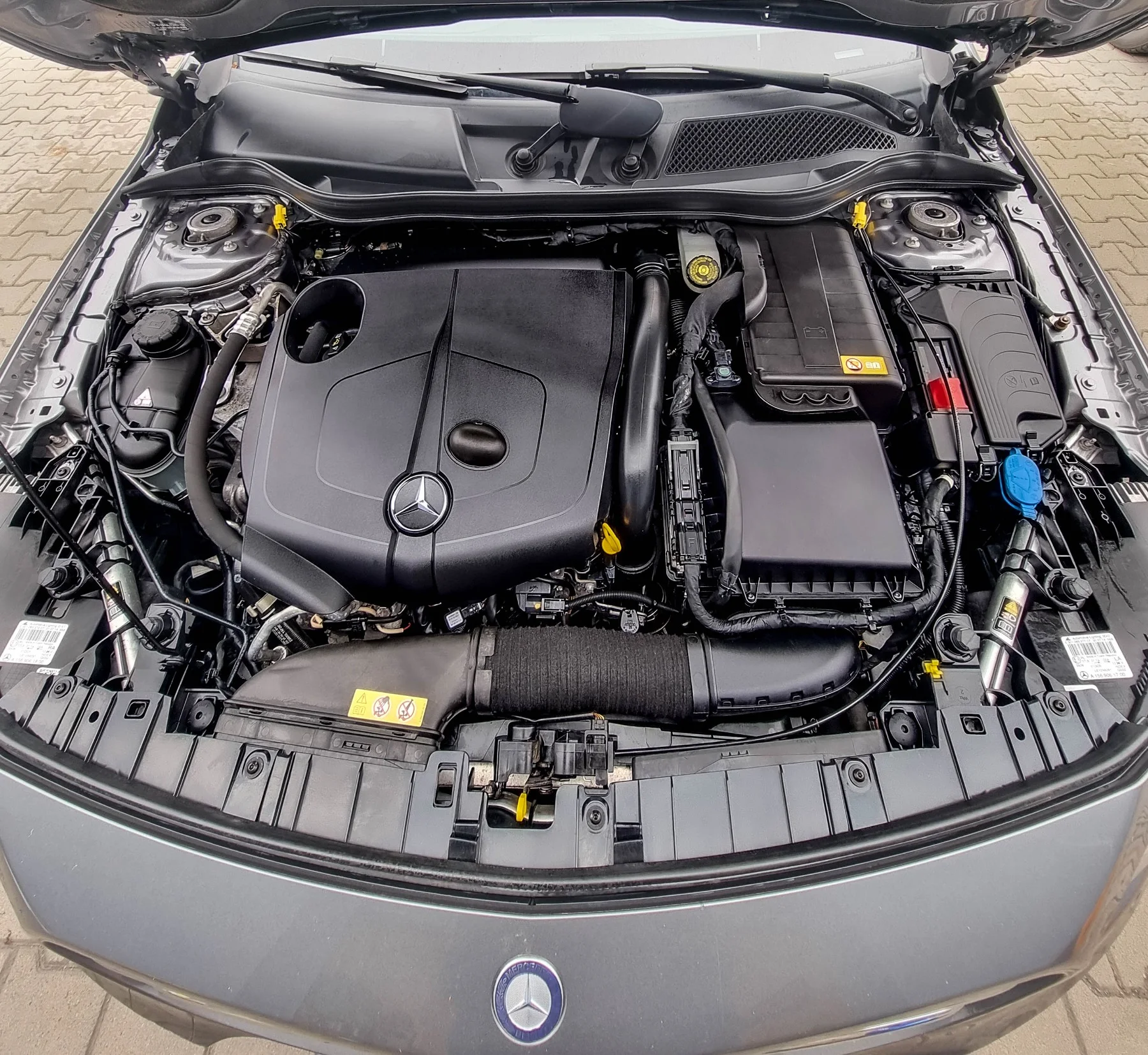 Čištění motorového prostoru u Mercedesu — po
