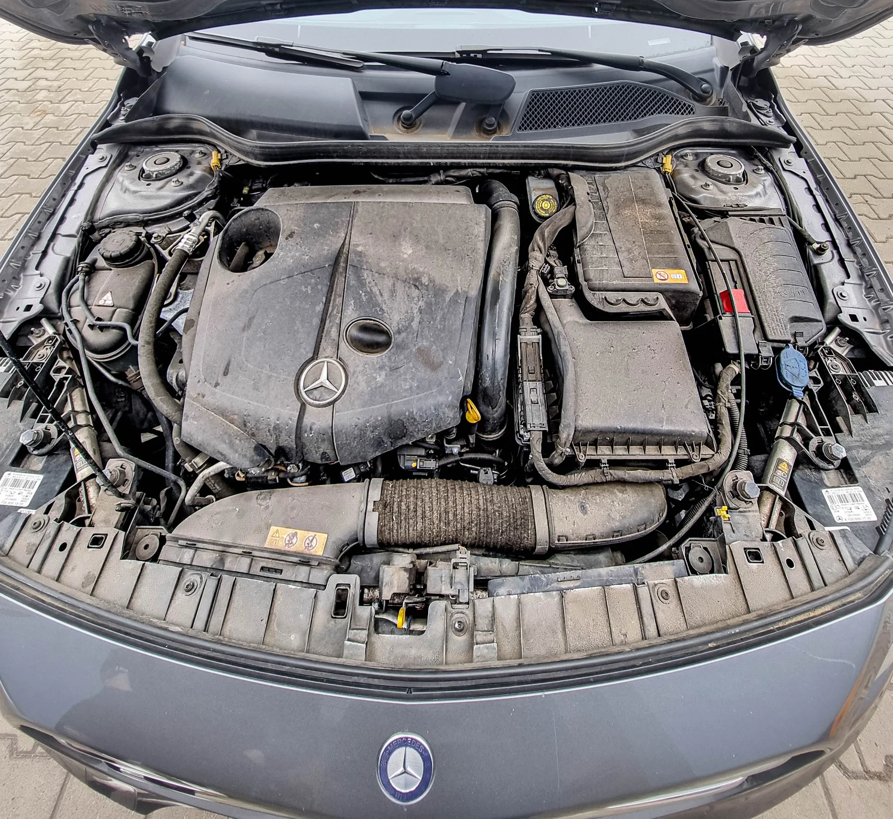 Čištění motorového prostoru u Mercedesu — před