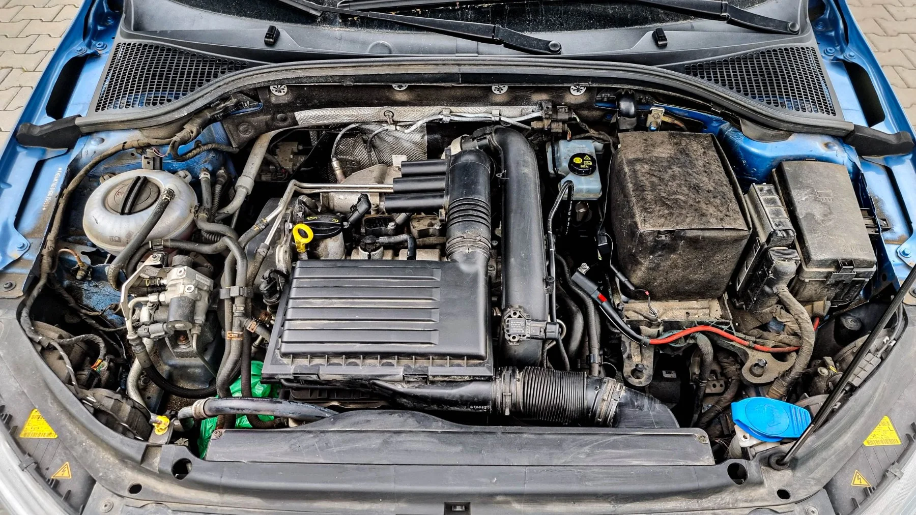 Mytí motoru u Škody — před