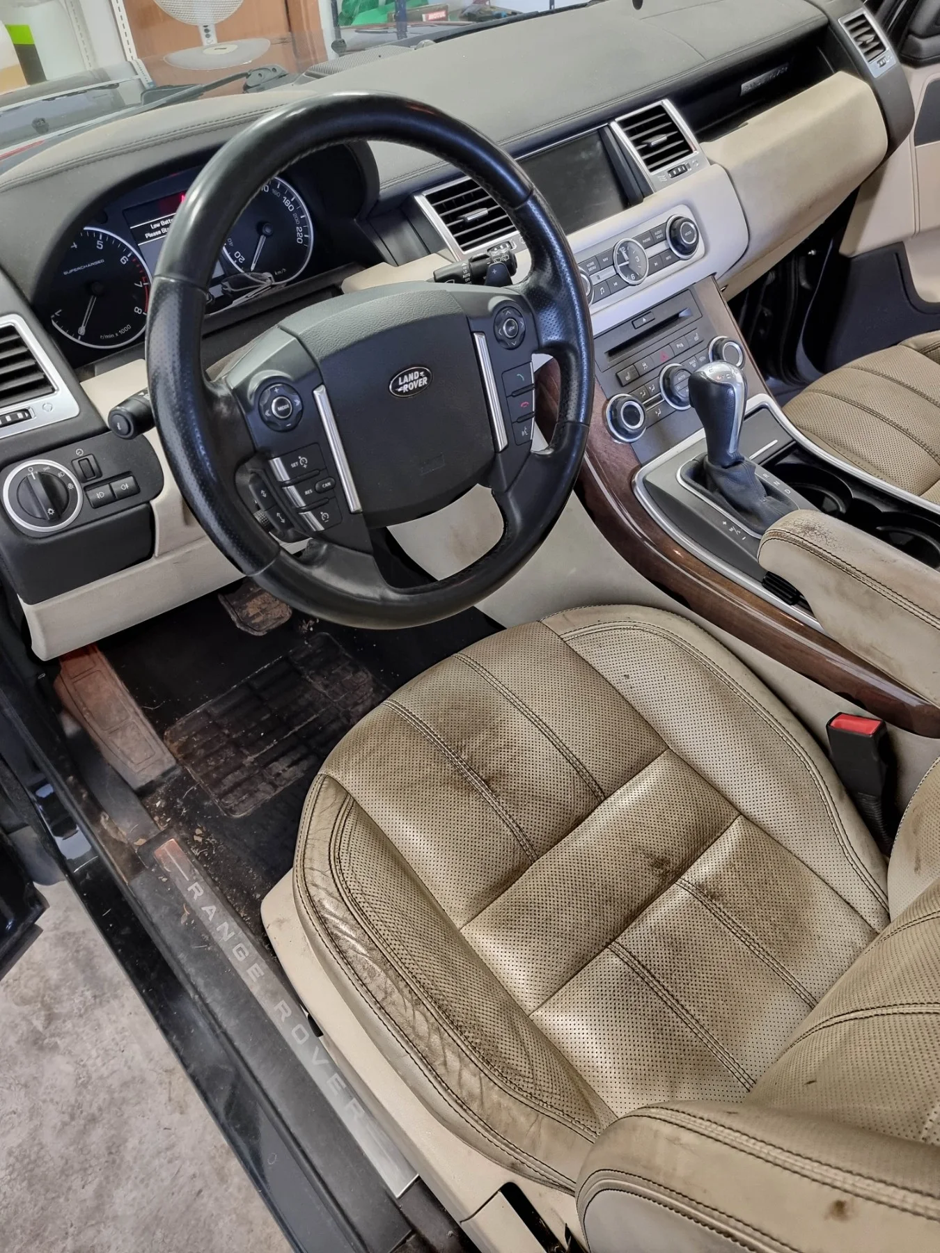 Land Rover Discovery - vyčištění silně zašpiněných kožených povrchů — před